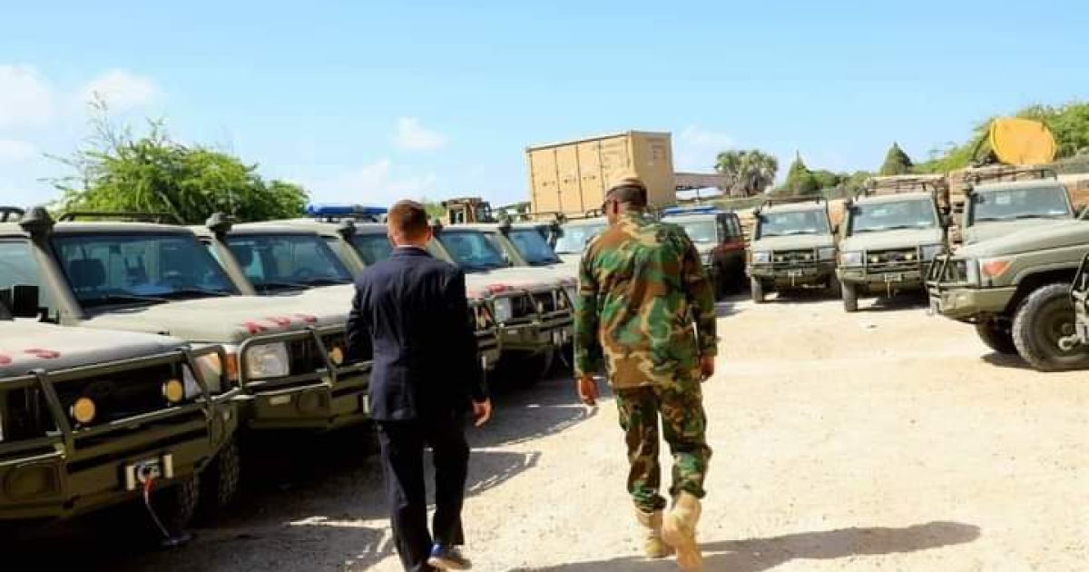 Taliyaha Ciidanka XDS oo Mareykanka kala wareegay gaadiid dagaal