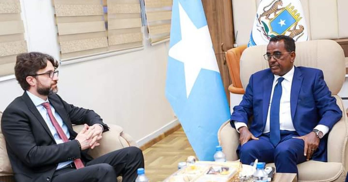 Wasiirka Arrimaha Gudaha oo qaabilay Safiirka Turkiga ee Soomaaliya