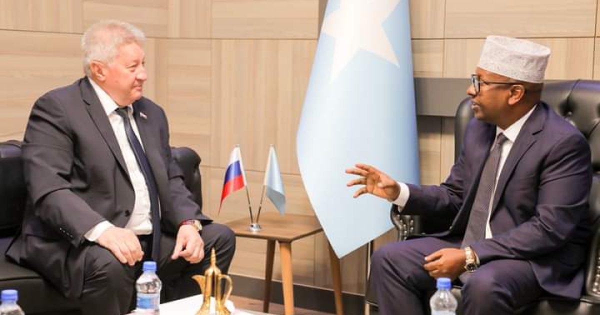 Wasiirka Arrimaha Dibadda oo qaabilay Safiirka Ruushka