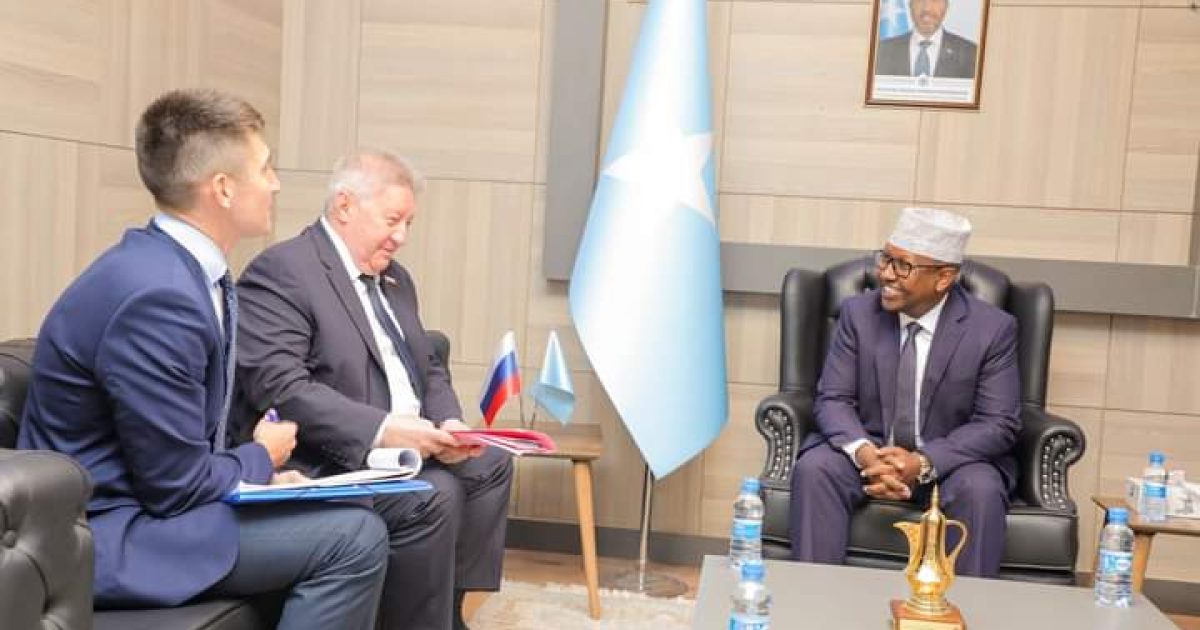 Wasiirka Arrimaha Dibadda oo qaabilay Safiirka Ruushka