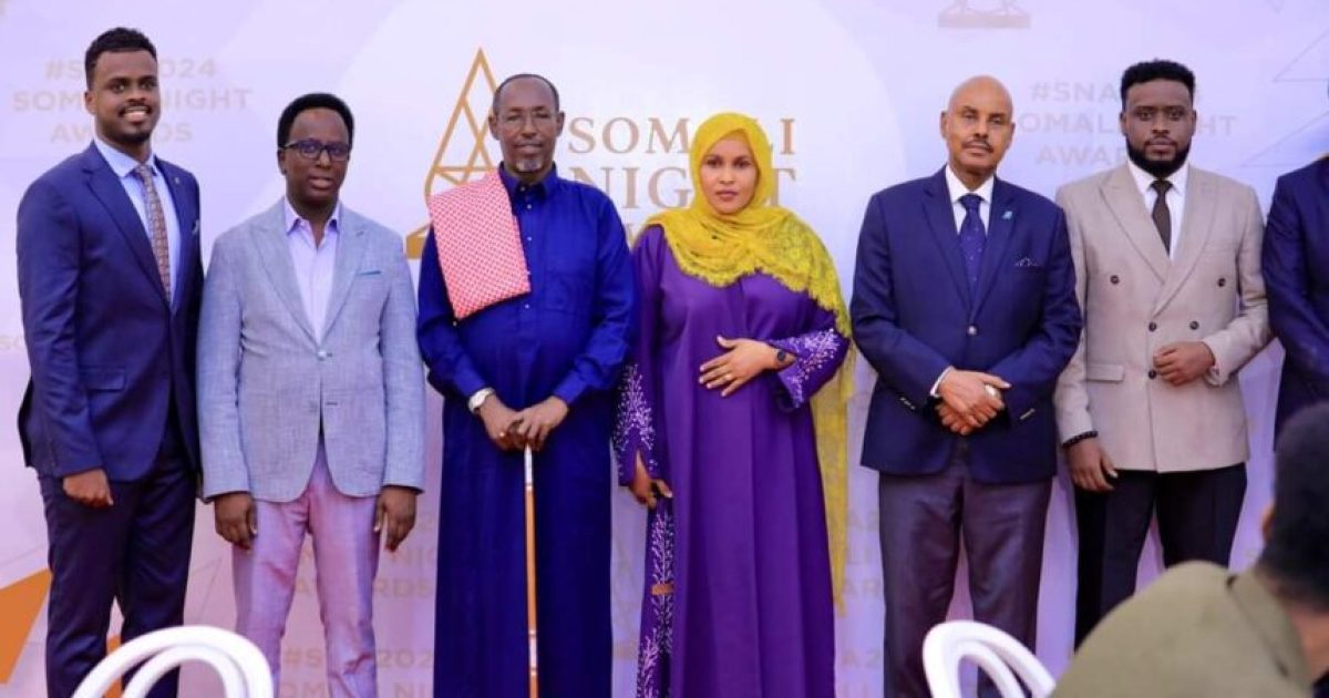 Guddoomiyaha Gobolka Banaadir iyo Masuuliyiin kale oo Xalay ka qeybgalay munaasabada Somali Night Awards