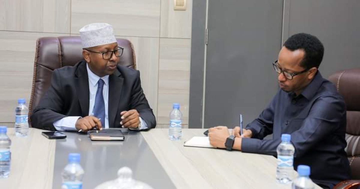 Wasiirka Arrimaha Dibadda oo kala hadlay Agaasimaha Guud ee Hay’adda Socdaalka hab-maamulka baasaboorrada