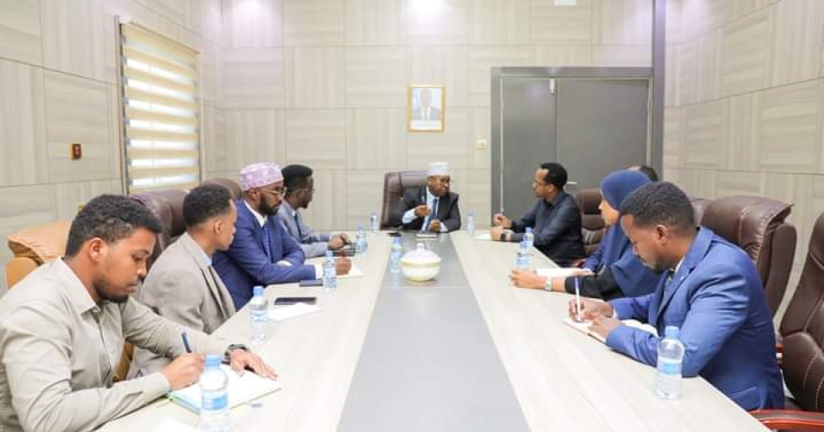 Wasiirka Arrimaha Dibadda oo kala hadlay Agaasimaha Guud ee Hay’adda Socdaalka hab-maamulka baasaboorrada