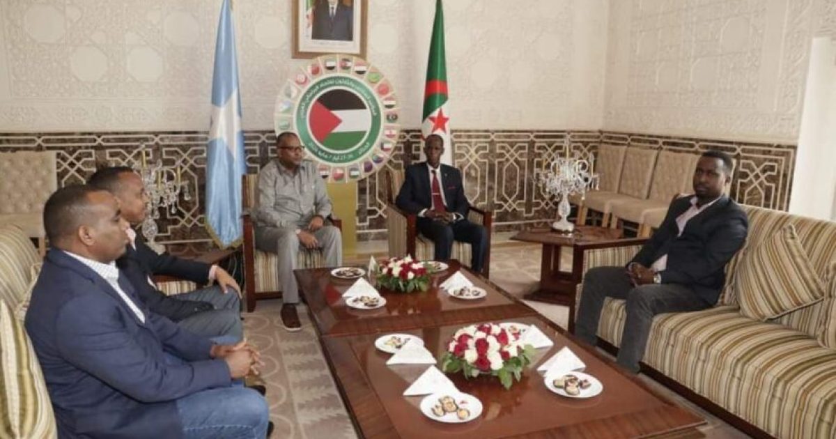 Wafdi ka socda Baarlamaanka JFS iyo xubnaha guddiga fulinta ururka midowga baarlamaanada carabta oo gaaray Algeria