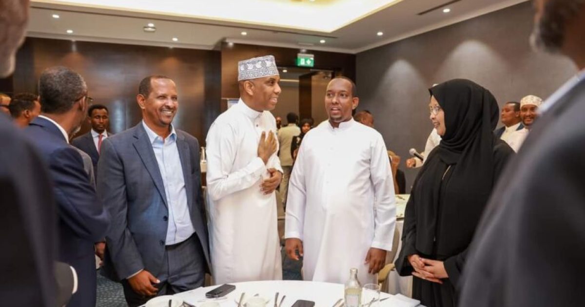 R/Wasaare Xamza oo la kulmay xildhibaanada Soomaalida ee ku jira  baarlamaanka Kenya