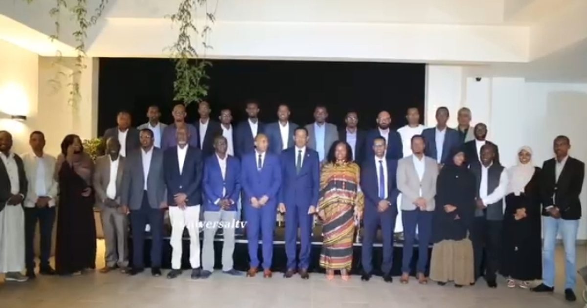 Safiirka Soomaaliya ee Kenya oo kulan casho u sameeyay xubno ka socday dowladda