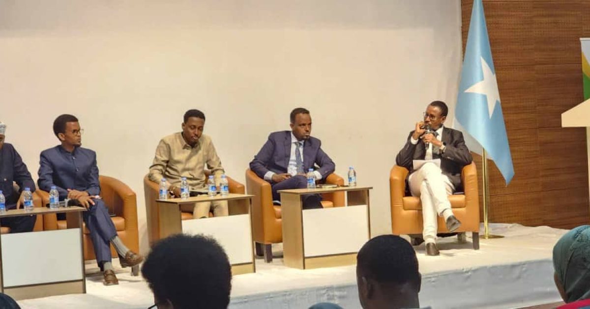 Dhalinyarada Soomaaliyeed oo laga waaniyay si xun u isticmaalka baraha Bulshada 