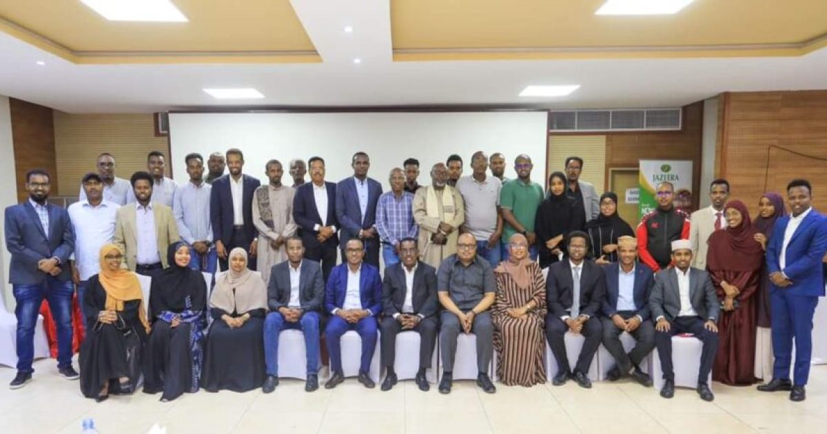 Wasiirka Arrimaha Gudaha oo Warbaahinta kala hadlay xoojinta xiriirka dowladda iyo dadweynaha