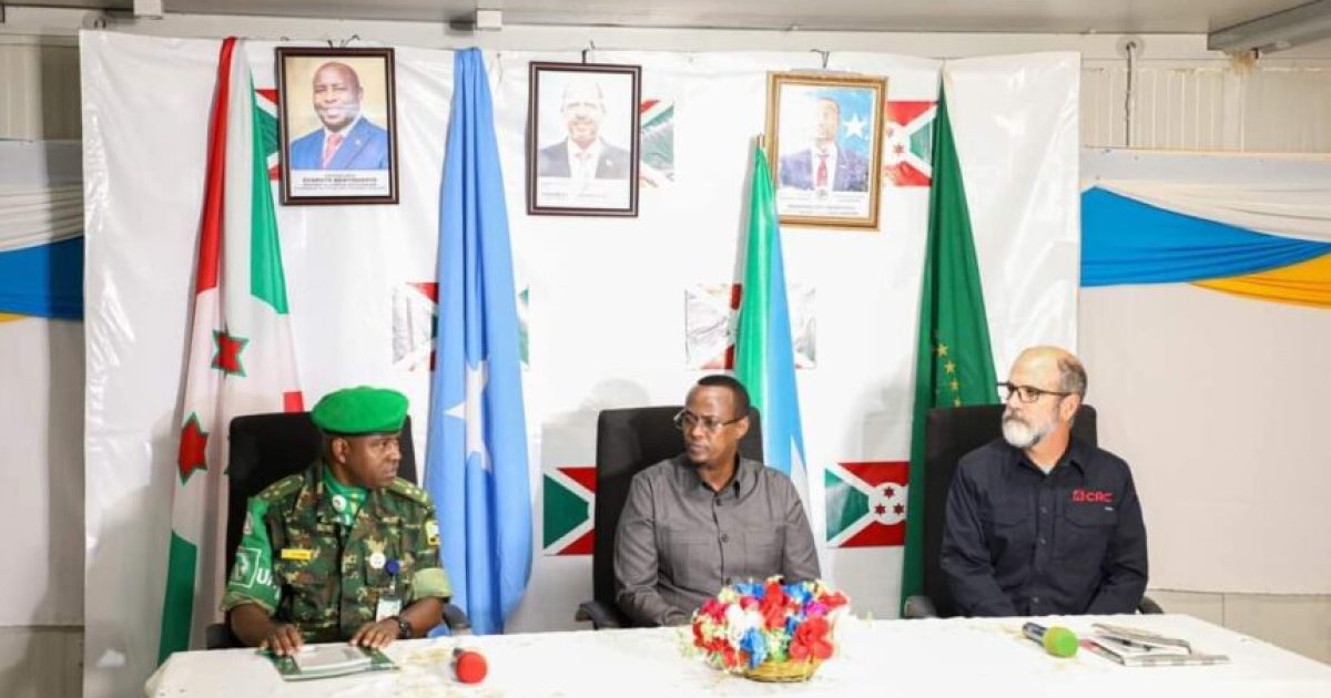 Madaxweynaha Hirshabeelle oo qaabilay diblomaasiyiin ka socotay safaaradda Maraykanka