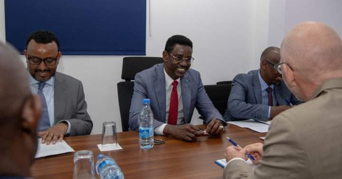 Wasiirka Amniga oo la kulmay James Swan