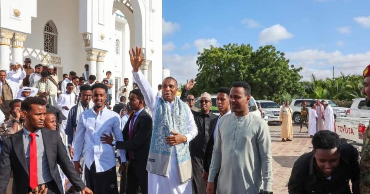 Ra’iisul Wasaaraha XFS oo boqolaal Shacab ah salaadda Ciidda kula tukaday Masjidka Isbahaysig Islaamka