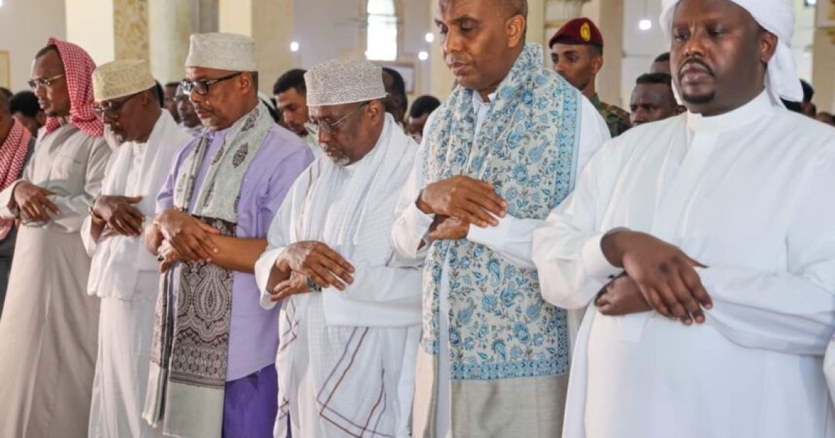 Guddoomiyaha Golaha Shacabka BJFS oo Shacabka Caasimadda salaadda Ciida kula tukaday Masjidka Isbaheysiga