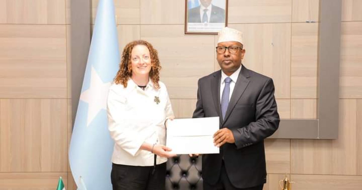 Somali Foreign Minister receives a copy of the credentials of the Irish Ambassador