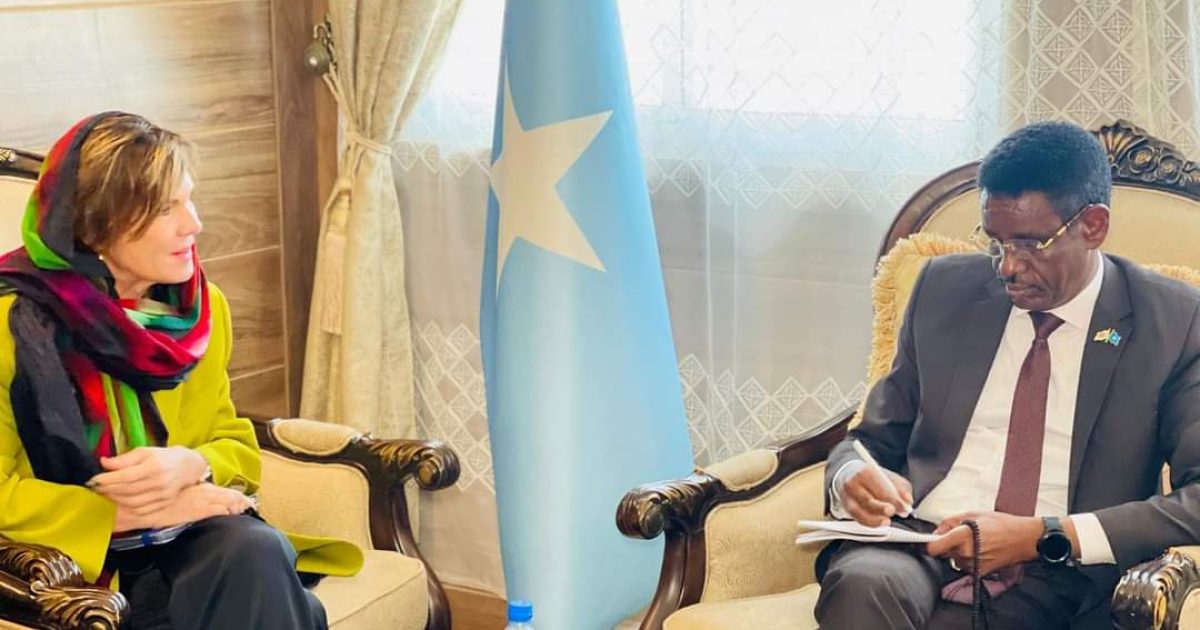 Wasiirka Amniga Gudaha oo xafiiskiisa ku qaabilay Danjiraha Midowga Yurub u fadhiya Soomaaliya