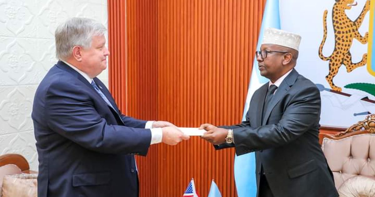 Wasiir Fiqi oo nuqul ka mid ah warqadaha aqoonsiga danjirennimo ka guddoomay Safiirka Mareykanka