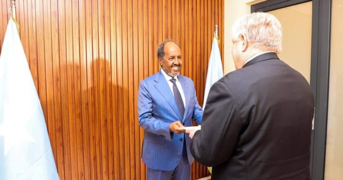 Madaxweyne Xasan Sheekh oo warqadaha aqoonsiga danjirenimo ka guddoomay Safiirka Mareykanka
