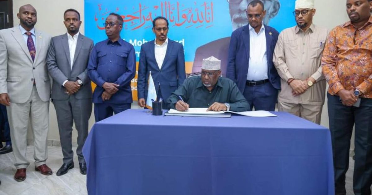 Guddoomiyaha Golaha Shacabka BJFS oo furay Buuga tacsida AUN Prof jawaari