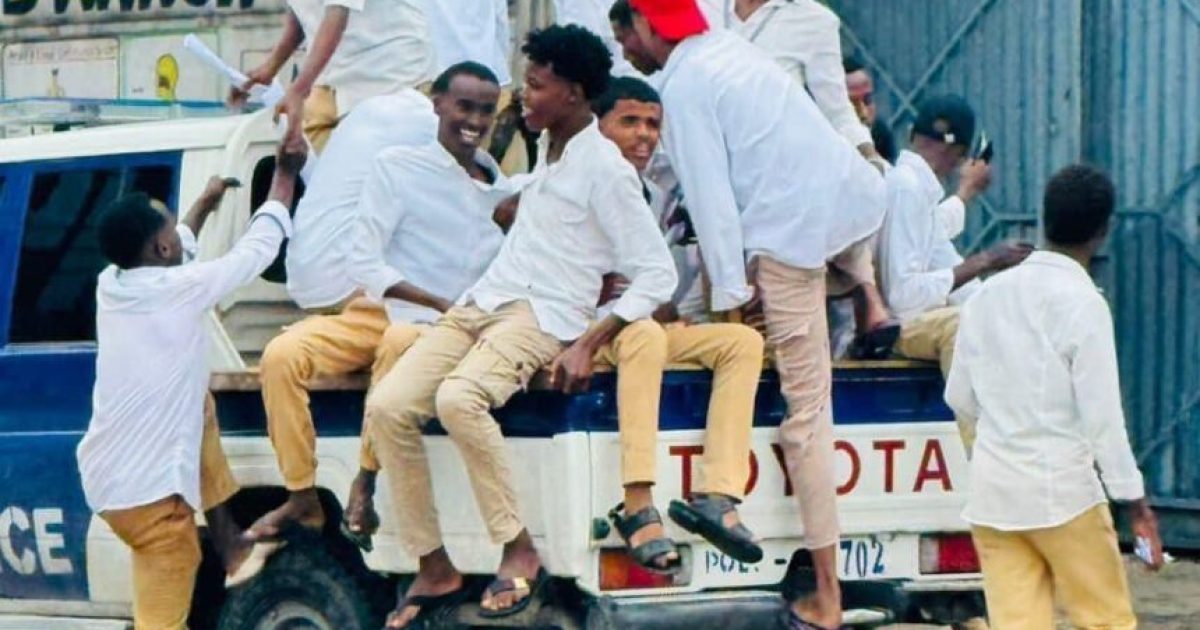 Booliska oo caawiyay Ardayda si’ay u gaaraan goobaha Imtixaanka lagu galayo