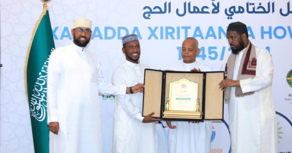 Wasiirka Owqaafta oo Shahaado Sharaf siiyay Warbaahinta Qaranka