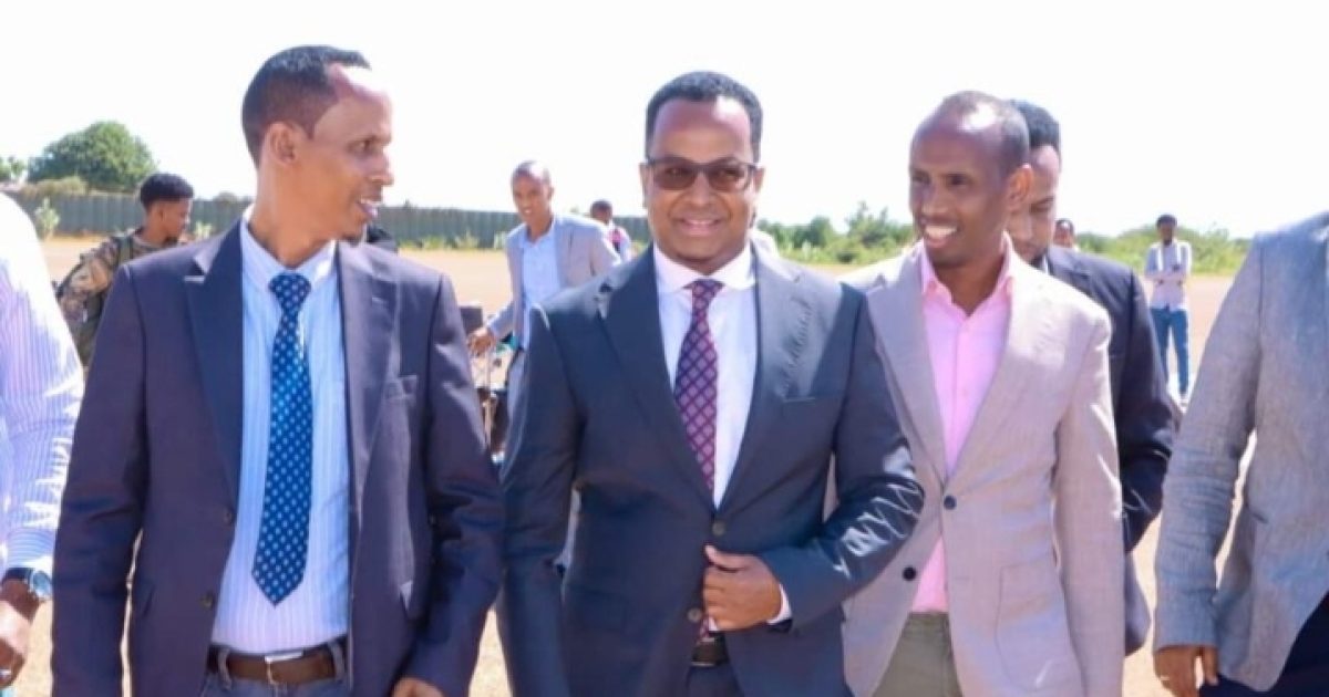 Wafdi uu hogaaminayo Wasiirka hawlaha guud oo gaaray Kismaayo