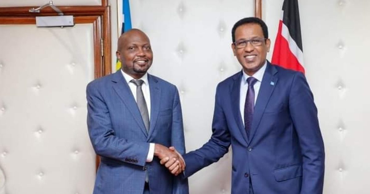 Danjire Jabril oo kulan mira dhal ah la qaatay Wasiirka Howlaha Guud ee dalka Kenya