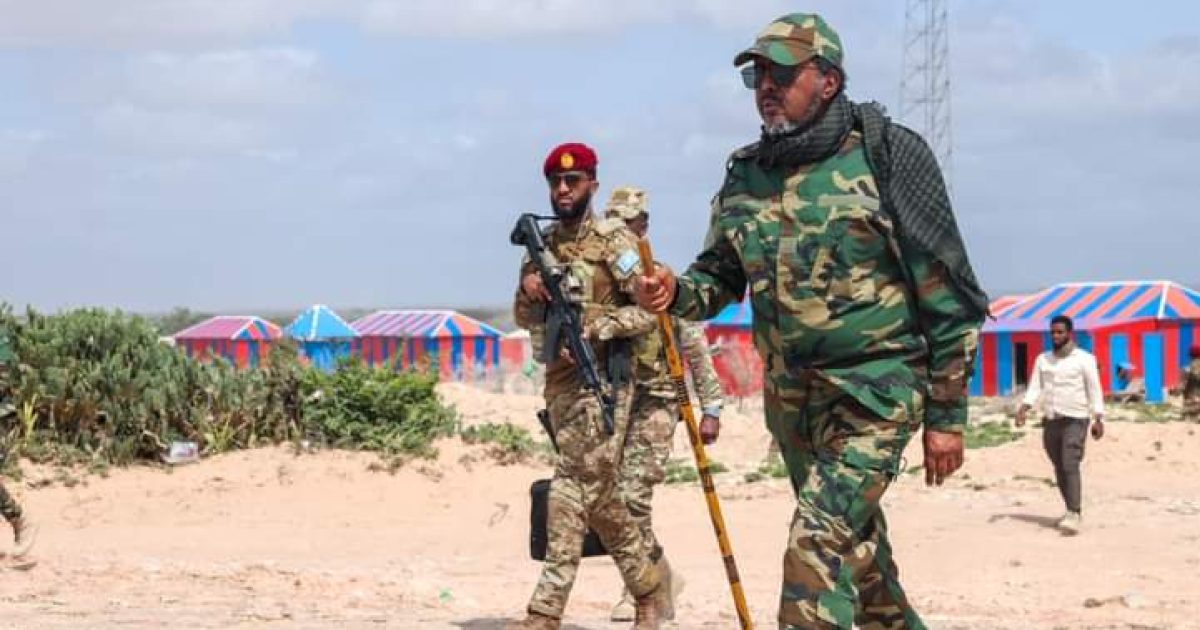 Madaxweyne Xasan Sheekh oo labo maalin ku sugan Saldhigga Ciidanka Xoogga ee deegaanka Wargaadhi