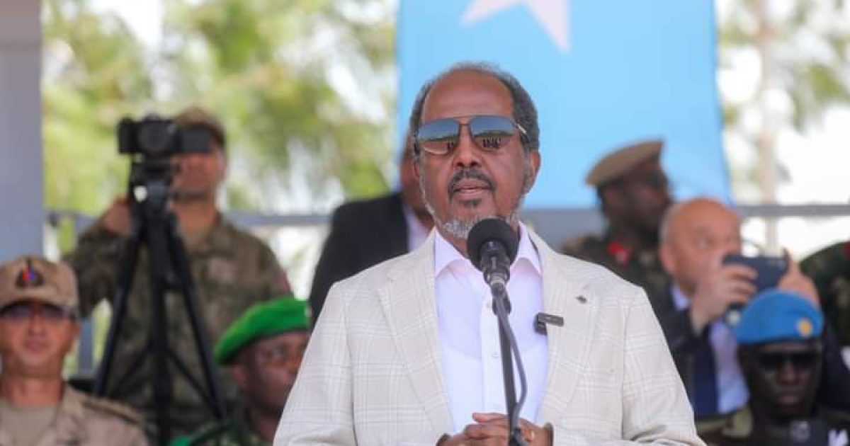 Madaxweyne Xasan Sheekh oo tababar u soo xiray saraakiil ka qalin jebiyay Dugsiga Tababarka Ciidamada ee TurkSom