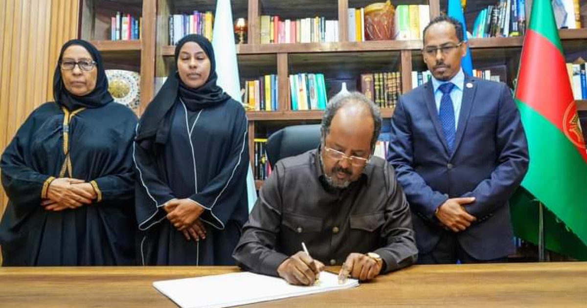 Madaxweynaha JFS oo saxiixay Buugga Tacsida AUN Marxuum Maxamed Sh. Cusmaan Jawaari