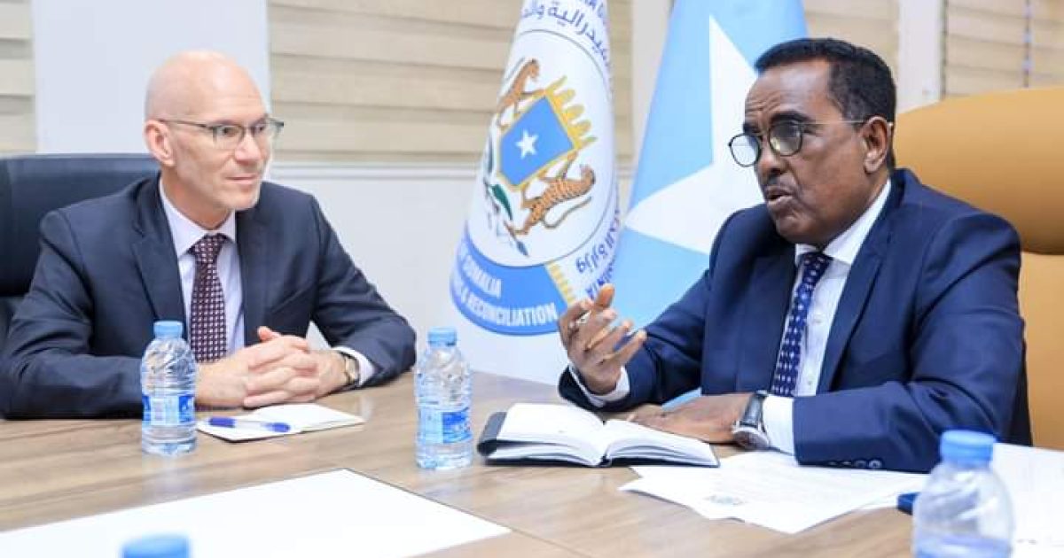 Wasiirka Arrimaha Gudaha oo la kulmay Danjire James Swan