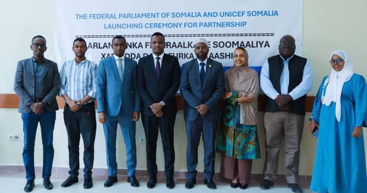 Xoghayeyaasha Labada Aqal BJFS iyo wakiilka hay’adda UNICEF oo heshiis kala saxiixday