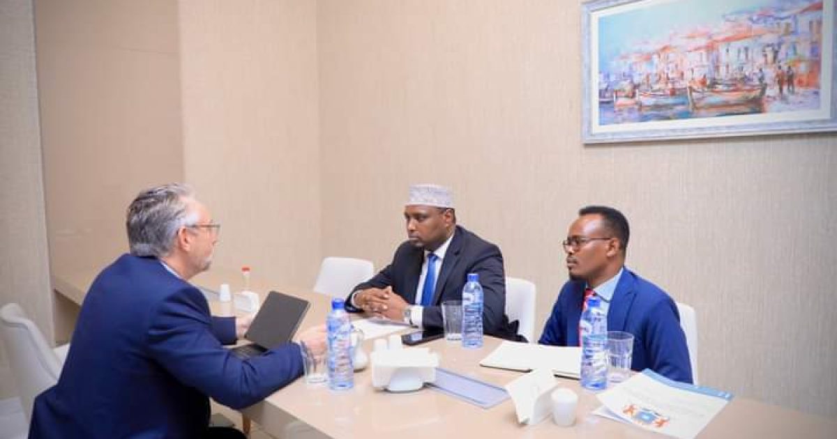 Wasiirka Qorsheynta oo qaabilay Agaasimaha Horumarinta Safaaradda Ingiriiska ee Soomaaliya