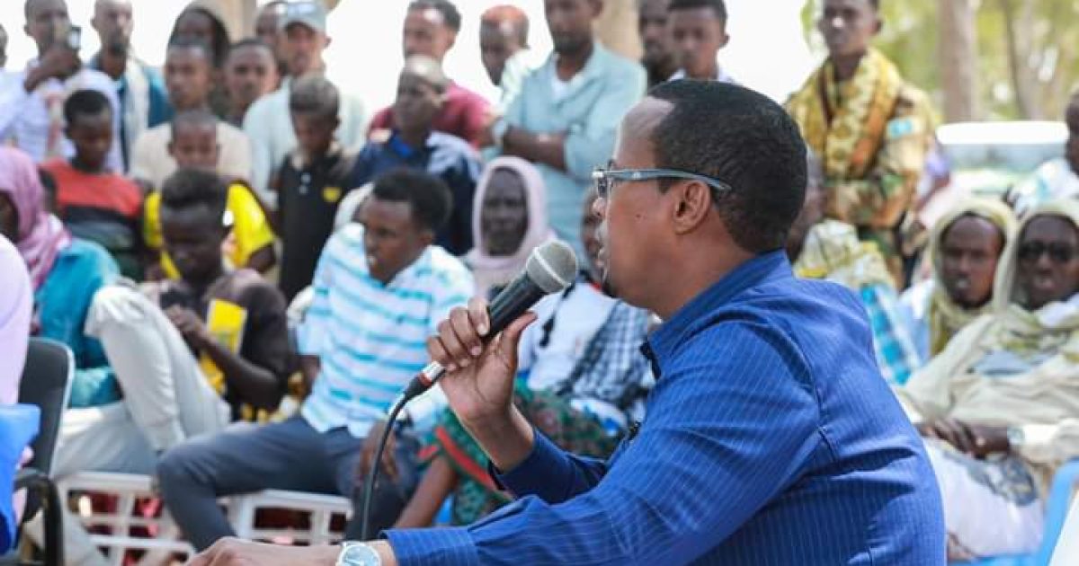 Madaxweynaha Hirshabeelle oo kulan dadweyne Su’aalo lagu weydiiyay