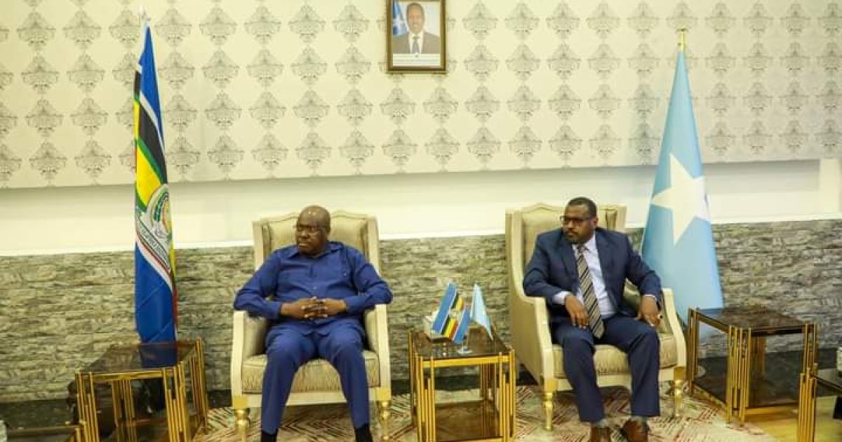 Guddoomiyaha Baarlamaanka EAC oo lagu soo dhaweeyay Muqdisho