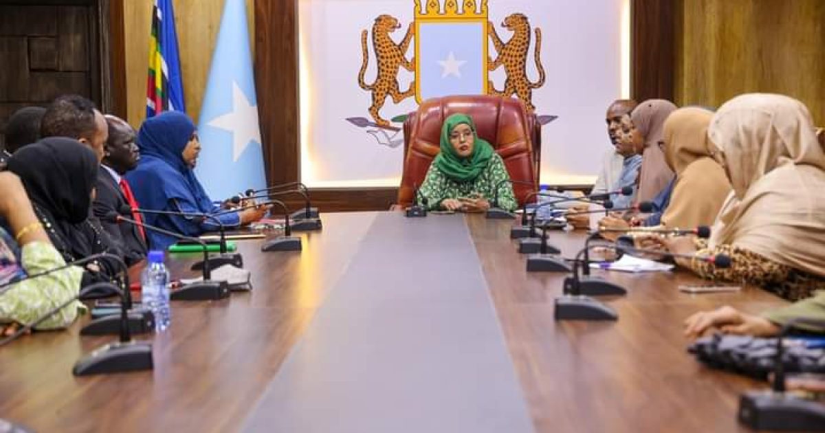 Guddoomiye Ku-xigeenka 1aad ee Golaha Shacabka oo kulan la qaadatay Xildhibaannada Haweenka