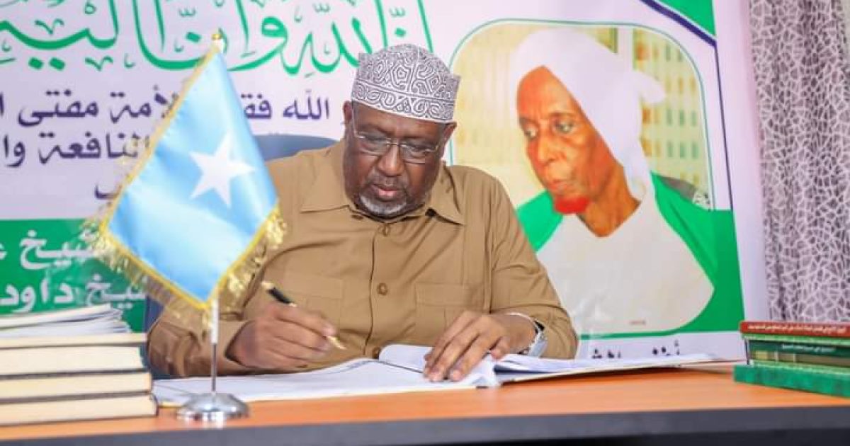 Guddoomiyaha Golaha Shacabka oo saxiixay Buugga Tacsida AUN Marxuum Sheekh Cismaan Xidig