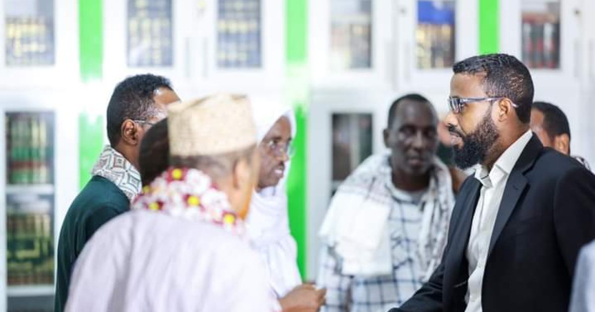 Ku-simaha Guddoomiyaha Aqalka Sare oo tacsi ugu tegay Qoyska Marxuum Sheekh Cismaan Xidig