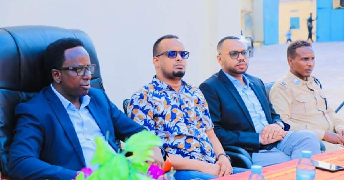 Guddoomiye Ku-xigeenka Amniga Gobalka Banaadir oo ka qeybgalay kulan dadweyne