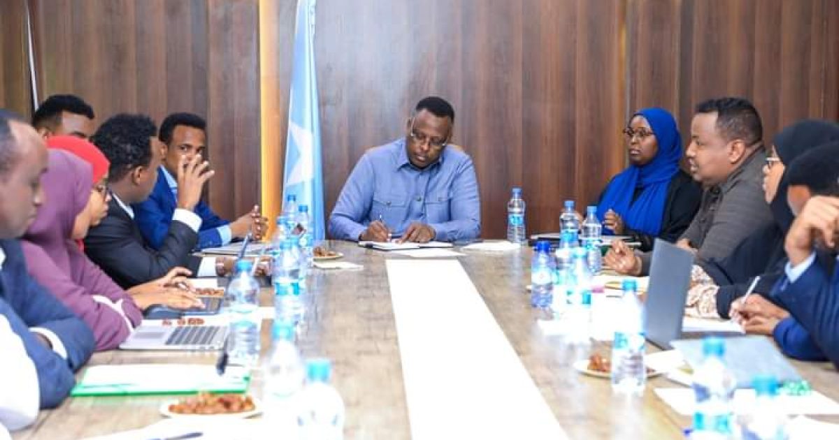 Wasiirka Cadaaladda ioo la shiray Guddi Howleedka Farsame ee Xiriirka Arrimaha Xasilinta