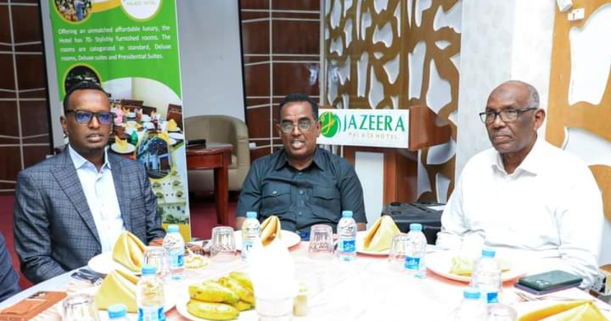 Wasiirka Arrimaha Gudaha oo casho sharaf u sameeyay mas’uuliyiin kala duwan