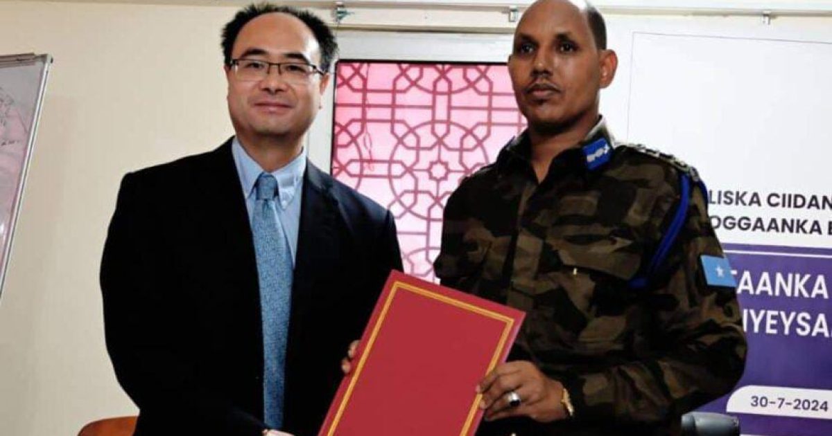 Taliyaha Booliska Soomaaliyeed oo Agab loogu talagalay Baarista kala wareegay Shiinaha