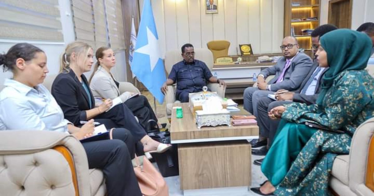 Wasiirka Arrimaha Gudaha XFS oo qaabilay diblomaasiyiinta Safaaradda Finland