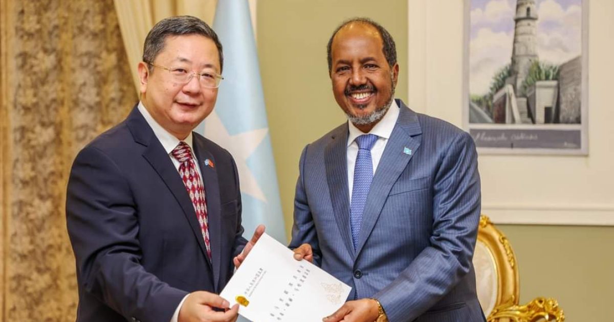 Madaxweyne Xasan Sheekh oo Warqadaha Aqoonsiga ka guddoomay Safiirka Cusub ee Shiinaha