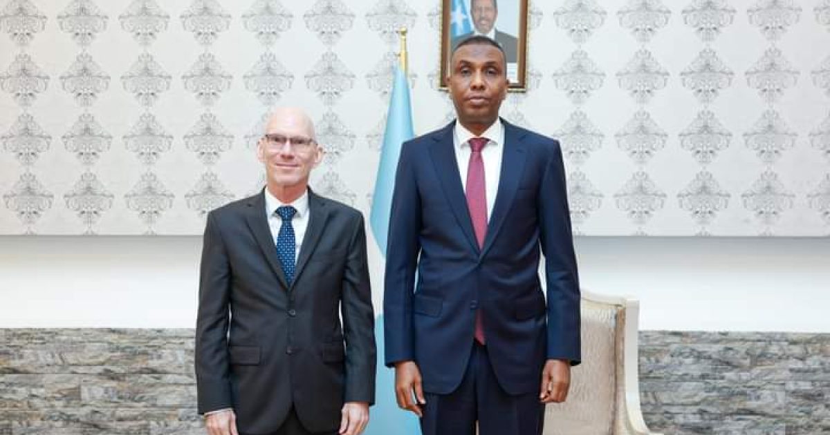 Ra’iisul Wasaare Xamsa oo qaabilay James Swan