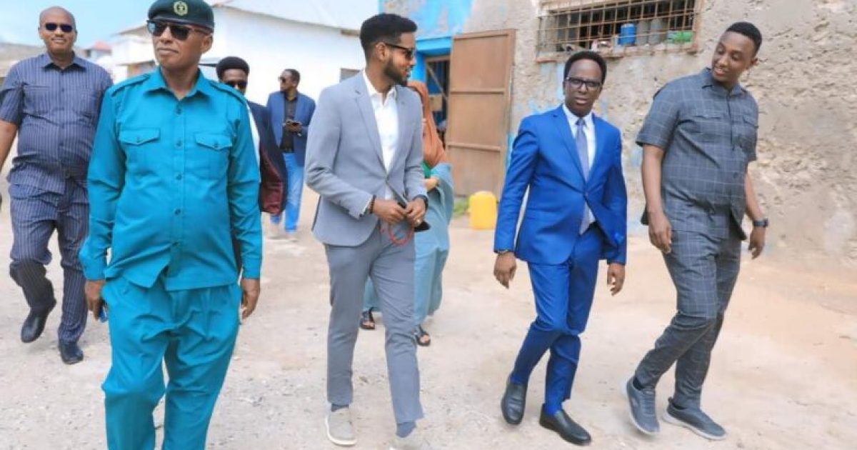 Mas’uuliyiin ka tirsan gobolka Banaadir oo kormeeray Xabsiga dhexe