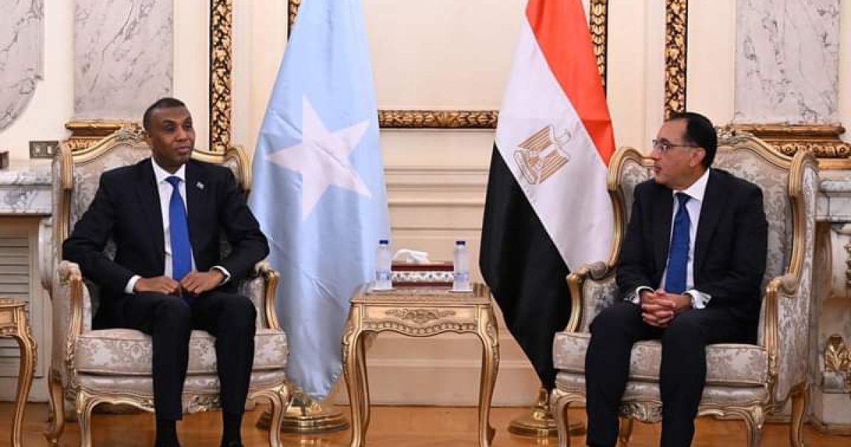 Ra’iisul Wasaare Xamsa Cabdi Barre oo Qaahira Kula Kulmay Dhiggiisa Masar