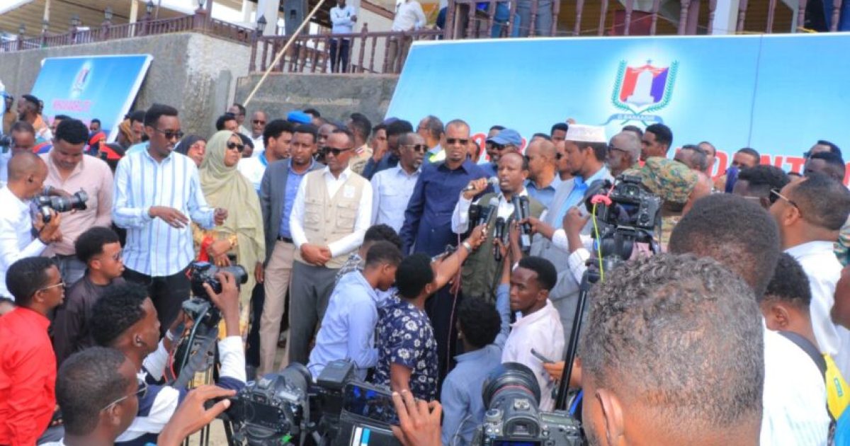 Masuuliyiin iyo boqolaal Shacab ah oo socod ku maray Xeebta Liido iyagoo ka xun xasuuqii shacabka ee Khawaarijta