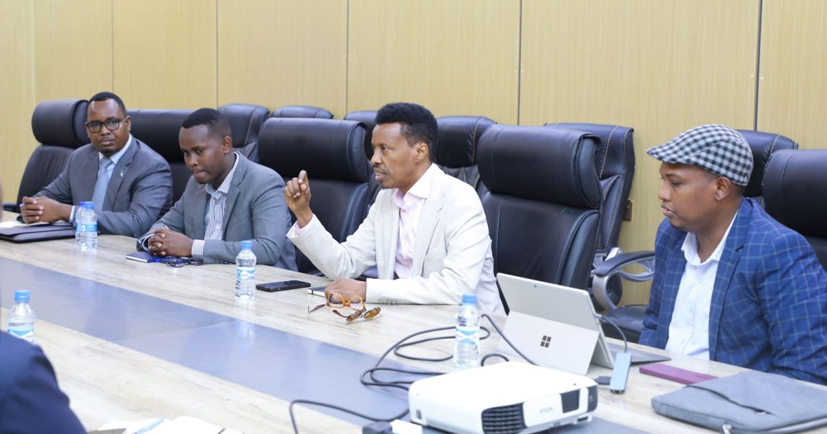 Guddiyada Dastuurka oo la kulmay Lataliyaha Madaxweynaha ee Amniga Qaranka