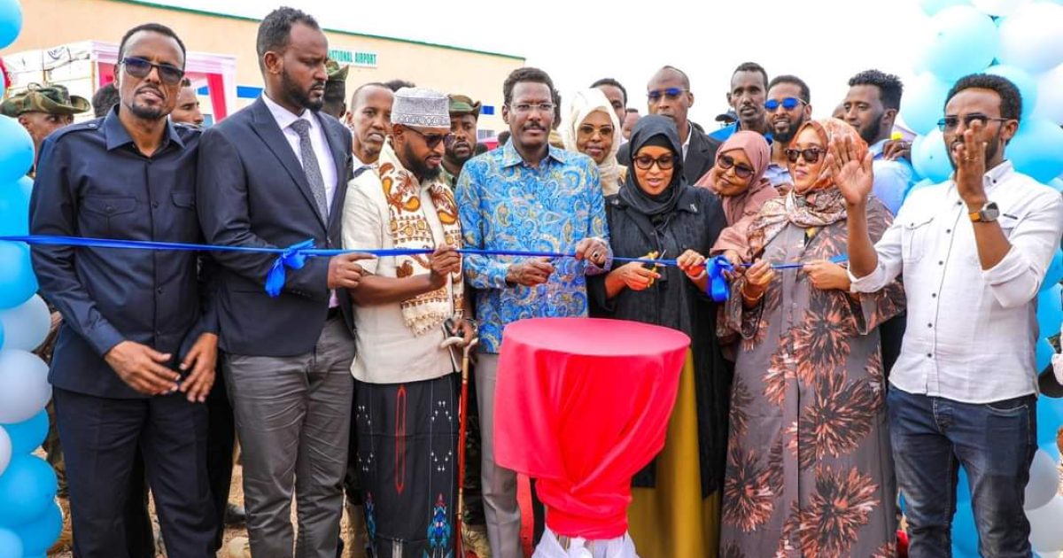 Madaxweynaha Galmudug iyo Wasiirka Gaadiidka XFS oo xarigga ka jaray garoonka Ballanballe