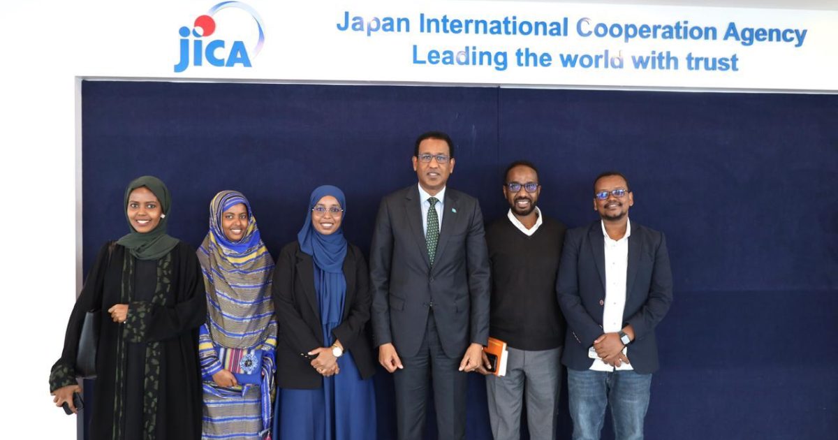 Safiirka Soomaaliya ee Kenya oo sagootiyay Arday Soomaaliyeed oo deeq Waxbarasho ka heshay Japan