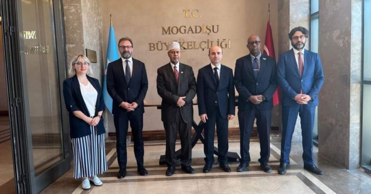 Safiirka Turkiga u fadhiya Soomaaliya oo qaabilay Danjire Cabdulqaadir Amiin Sheekh